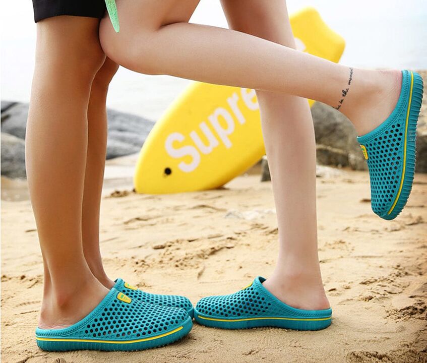 To prevent fungal infection, you must wear slippers when walking on the beach. 